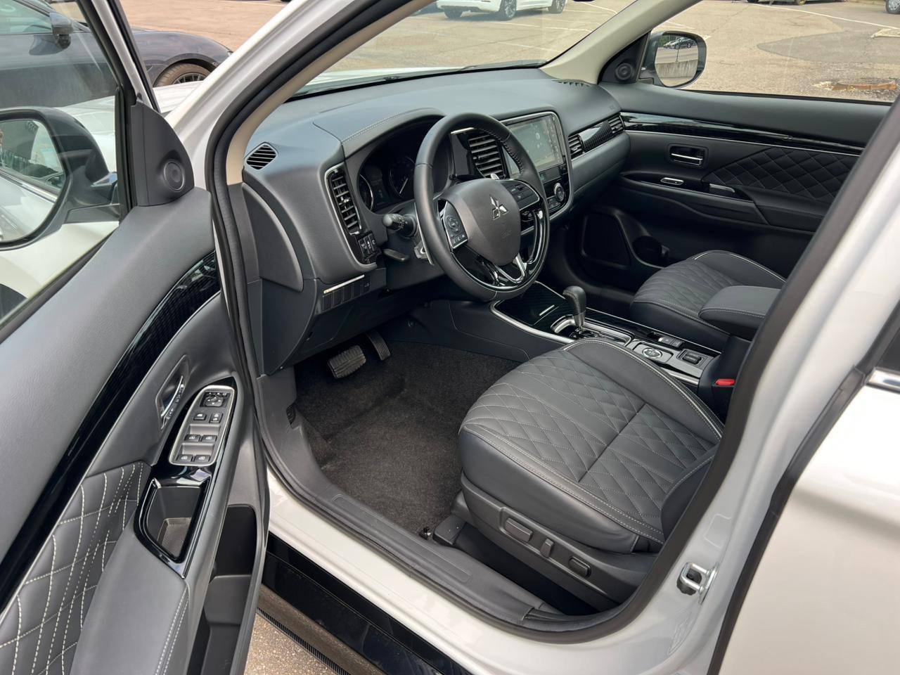 Mitsubishi Outlander 2.4 4WD 2022 Detail View