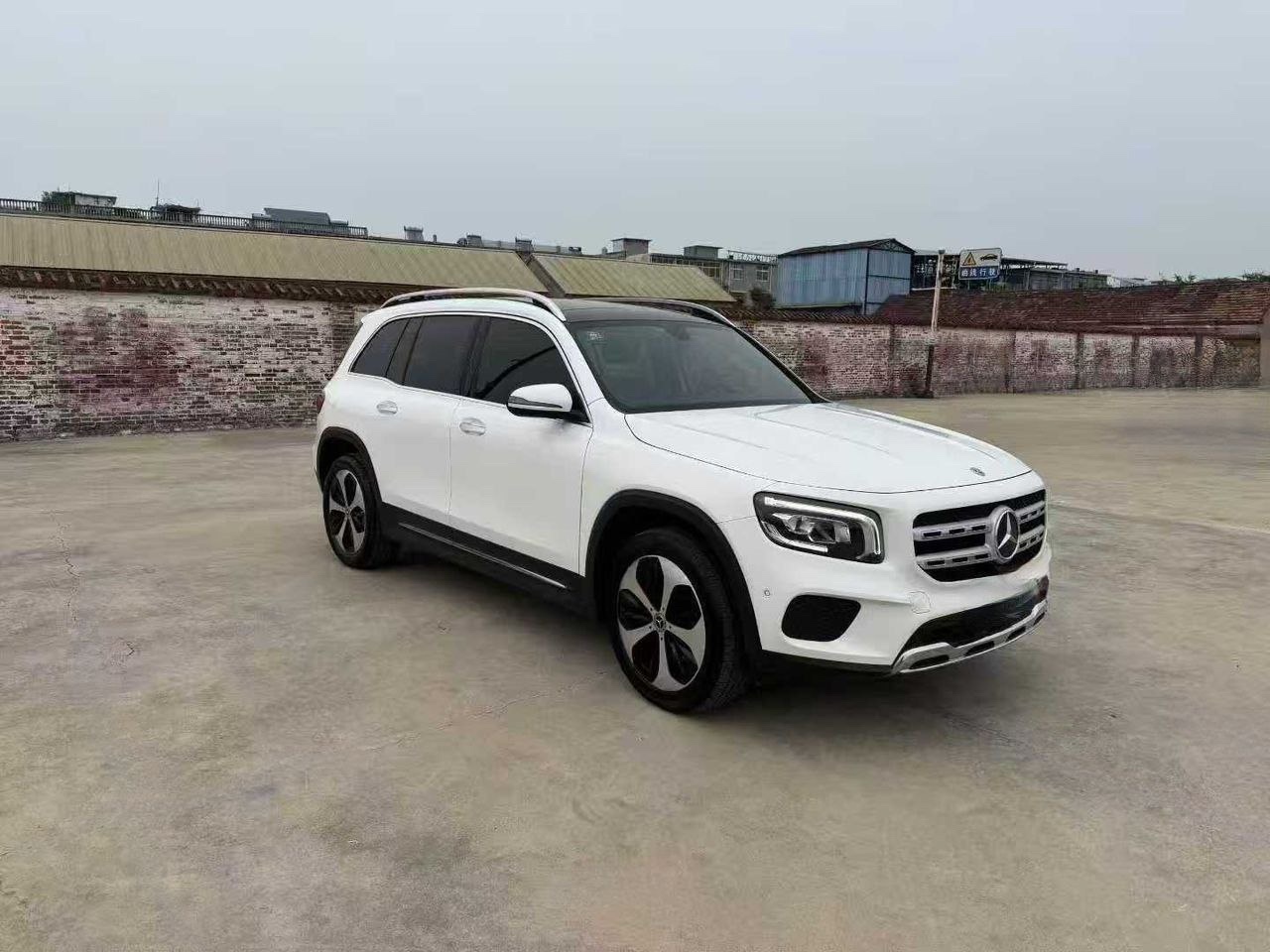 Mercedes-Benz GLB200 Fashion 2022 Side View