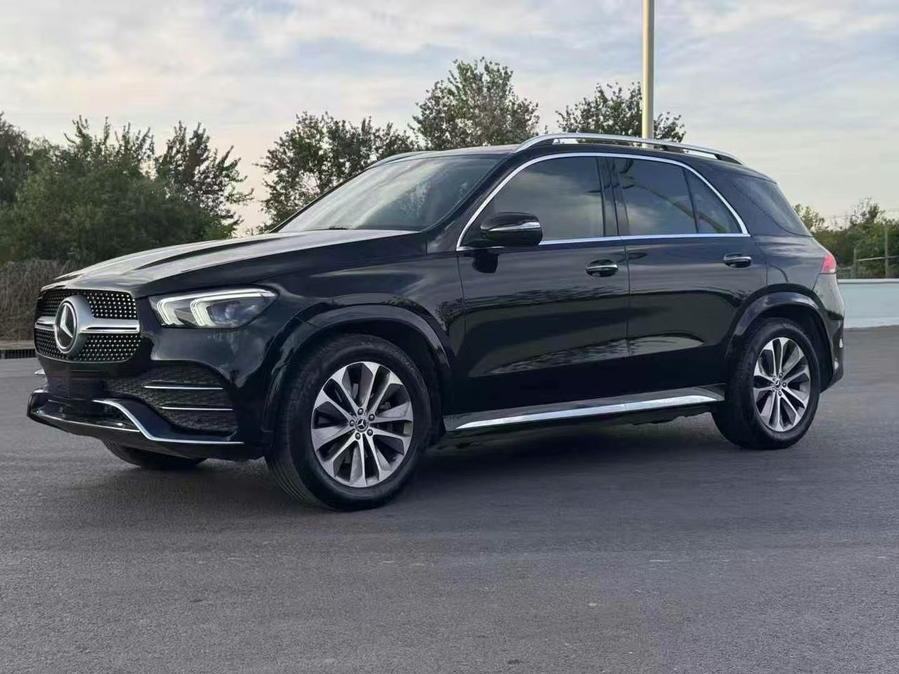 Mercedes-Benz GLE350 4MATIC Fashion Edition Side View