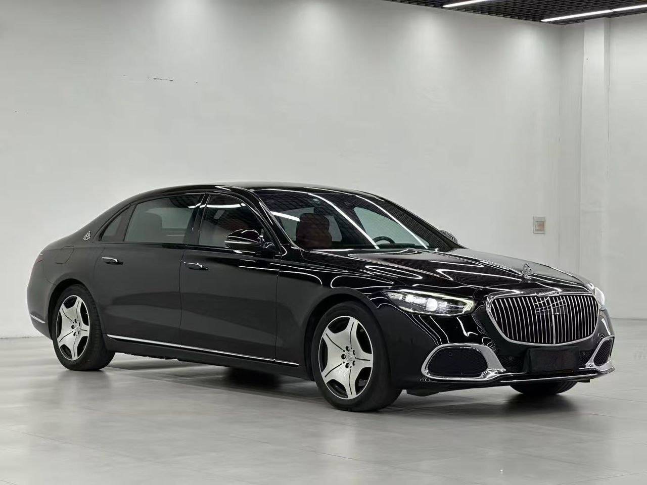 Mercedes-Benz Maybach S480 4MATIC Side View