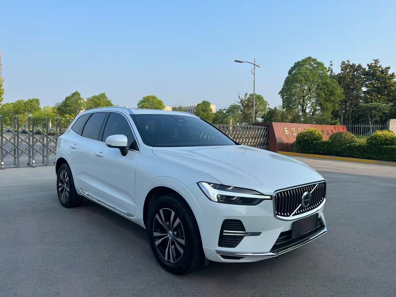Volvo XC60 2.0T 4WD 2022 Side View
