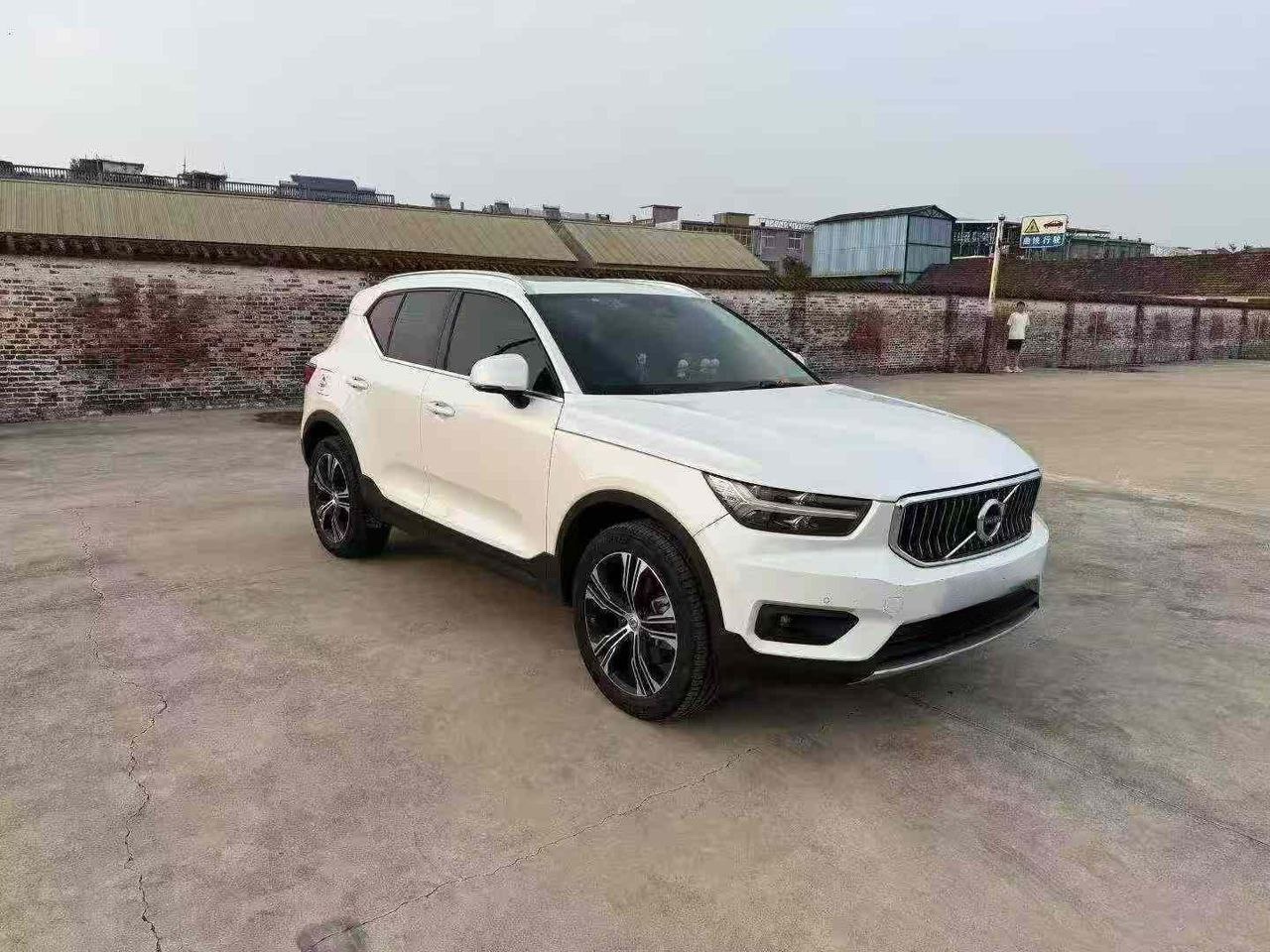 Volvo XC40 T4 Luxury Edition 2021 Side View