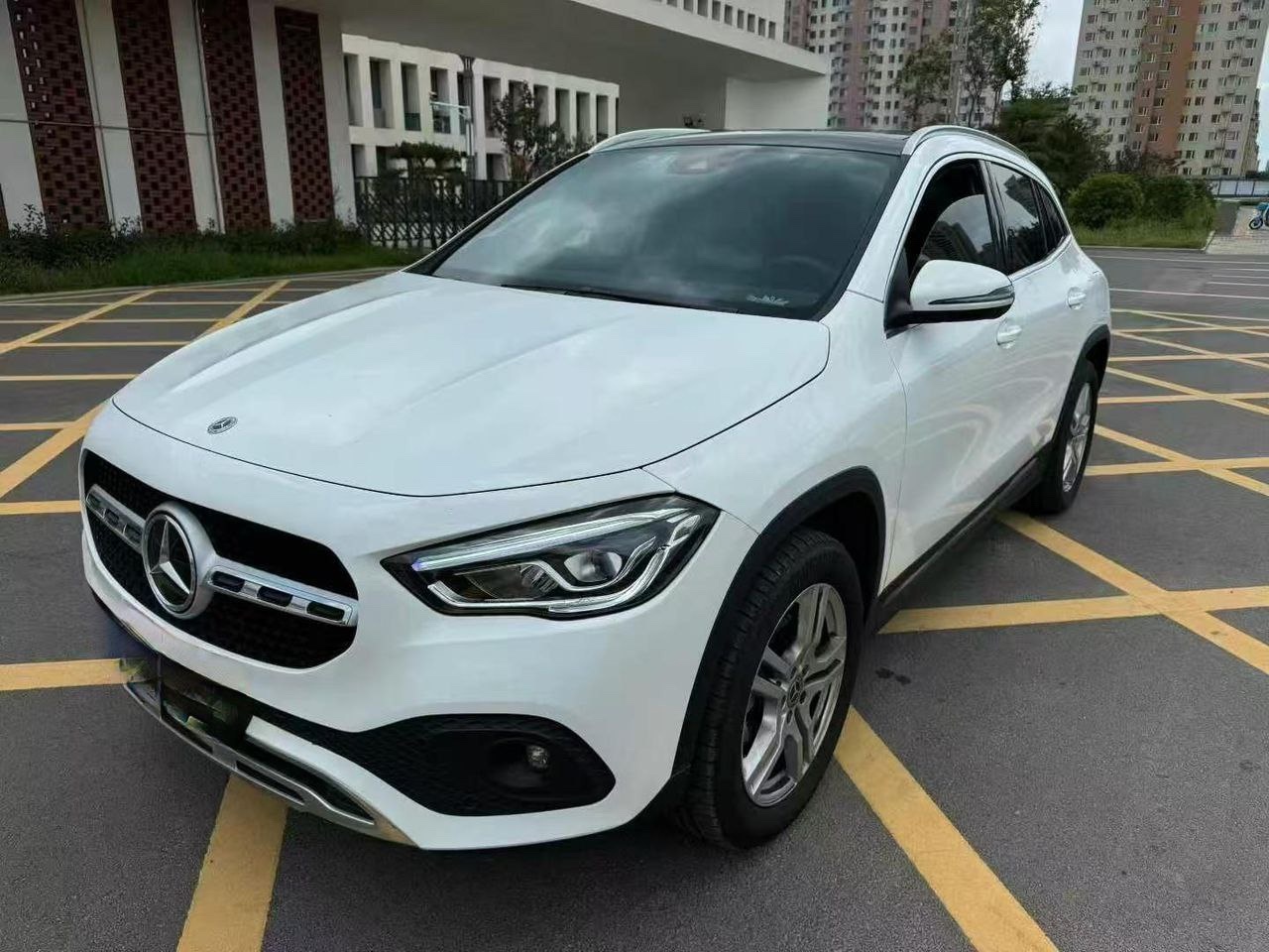 Mercedes-Benz GLA200 1.3T FWD 2022 Side View