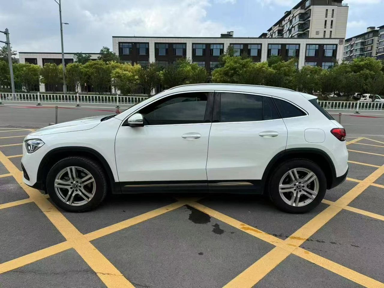 Mercedes-Benz GLA200 1.3T FWD 2022 Front View